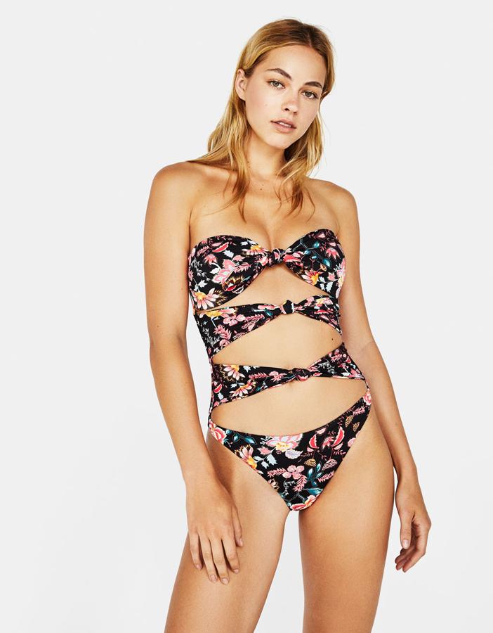 Bañador estampado con triple nudo, 25,99 euros.