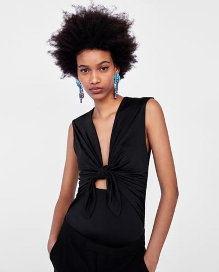 Body con nudo cut out en color negro, 3,99 euros.