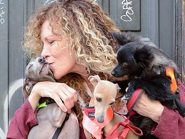Carmen Conesa con sus perros.