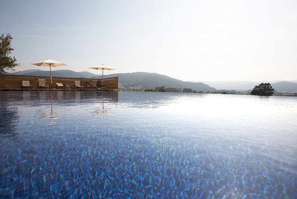Areal Rural, en Lugo es una de las casas rurales más bonitas de España. A cinco minutos de la playa y del casco histórico de Viveiro, pero en plena aldea. Piscina panorámica de agua salada entre el río y las montañas, un sueño para tus vacaciones.