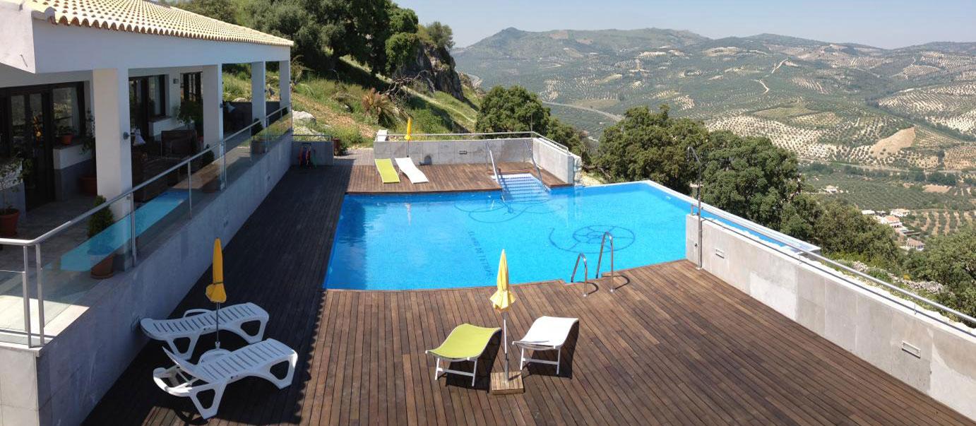 Este complejo de turismo rural Castillajeros se encuentra Luque, provincia de Córdoba. Entre las zonas comunes está la bellísima piscina infinity pool, situada en el borde de un acantilado y frente al mar. En las proximidades podemos visitar parajes naturales muy bellos y de gran valor medioambiental, como el Cañón del Río Bailón o el Parque Natural de las Sierras Subbéticas.