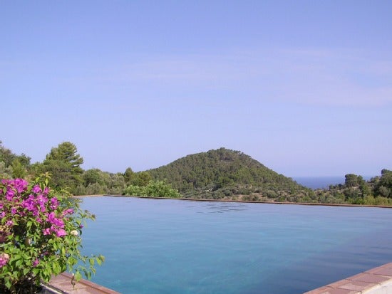 En la sierra mallorquina de Tramuntana, entre Olivos y montañas, encontramos la Finca Agroturismo S'Olivar en medio del valle Estellencs. Un entorno privilegiado en el que podrás disfrutar de una piscina infinity on unas vistas inmejorables.