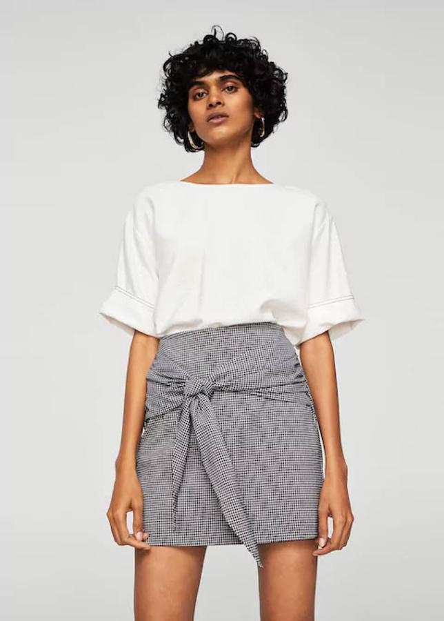 Falda de cuadros con detalle de nudo, 15,99 euros.