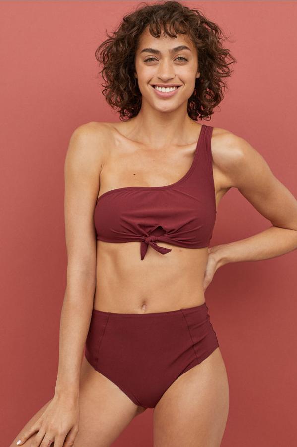 Top de bikini asimétrico en rojo oscuro y con nudo, 14,99 euros.