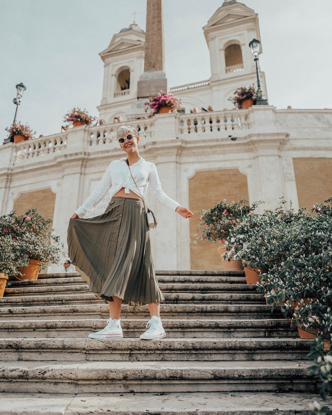 Lección aprendida de las vacaciones en Roma de Laura Escanes: un minibolso cruzado puede darle a un 'look' el toque que lo rescata del aburrimiento.