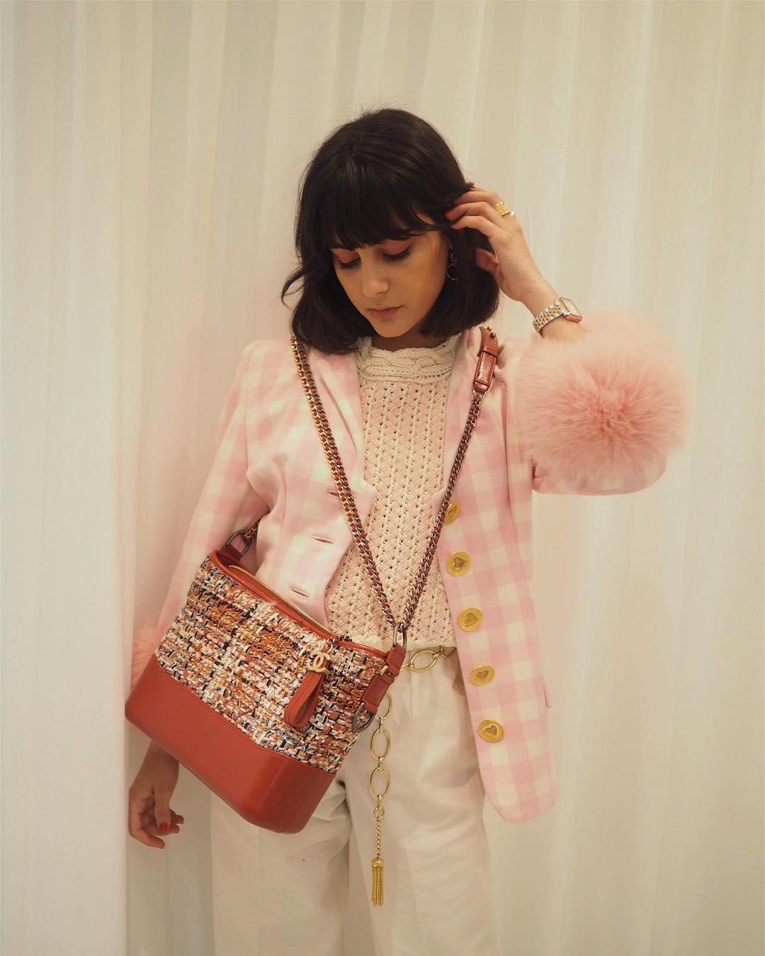 Un ejemplo de cómo el tamaño no importa si la actitud es de convencimiento total: María Bernad pone su Chanel en primer plano.