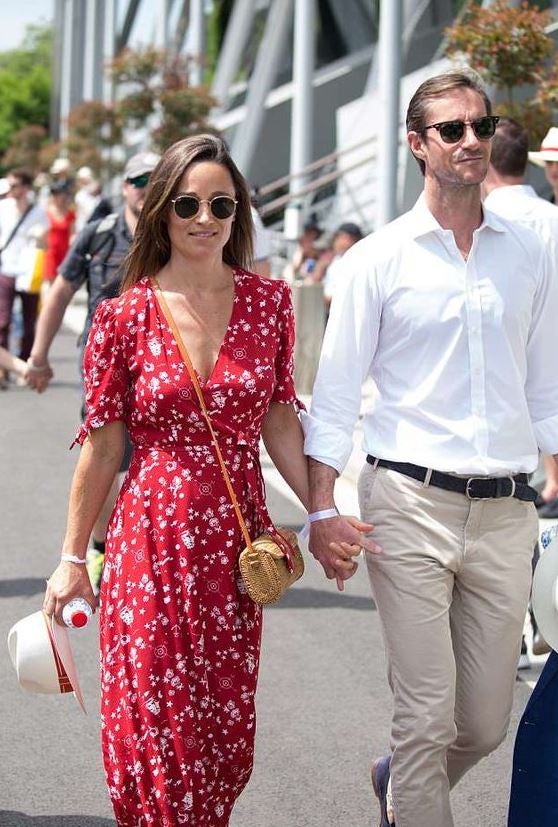 Pippa Middleton es la reina del minibolso cruzado, sabia costumbre que le permite llevar a su imponente marido en una mano y a su sombrero, en la otra.