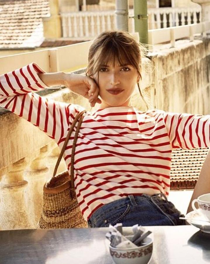 ¿Vacaciones en el norte? Jeanne Damas (@jeannedamas) tiene esl estilismo más chic con esta camiseta de rayas tan francesa.