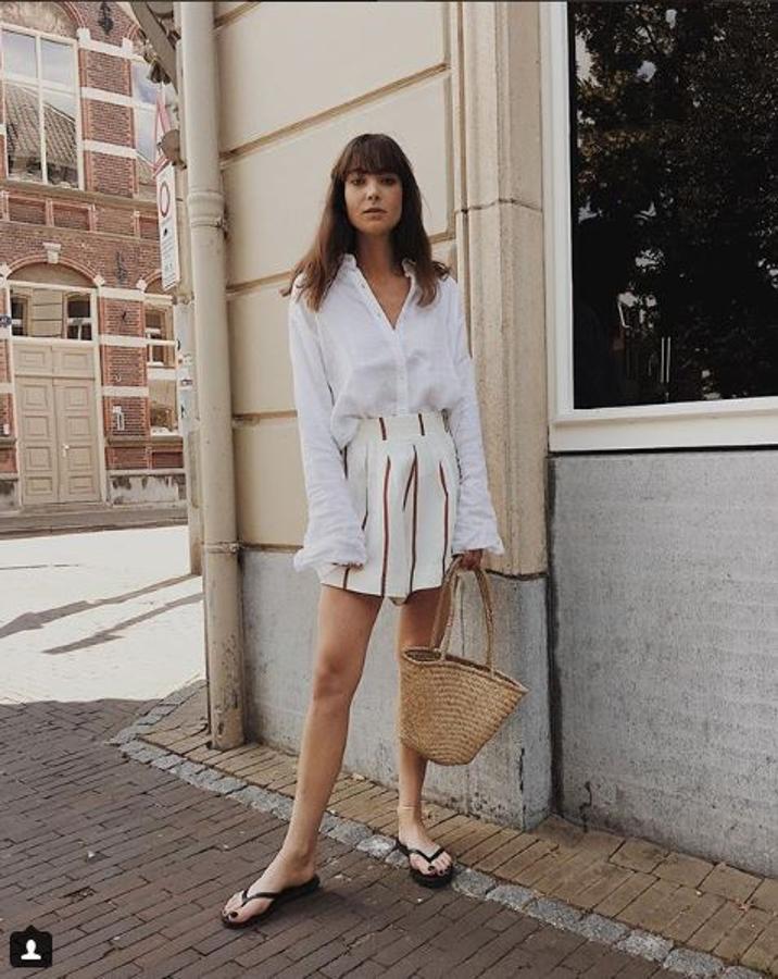 Camisa blanca+bermudas+bolso cesta= look ganador. Este es de Anne-Miek Kessels (@modedamour).