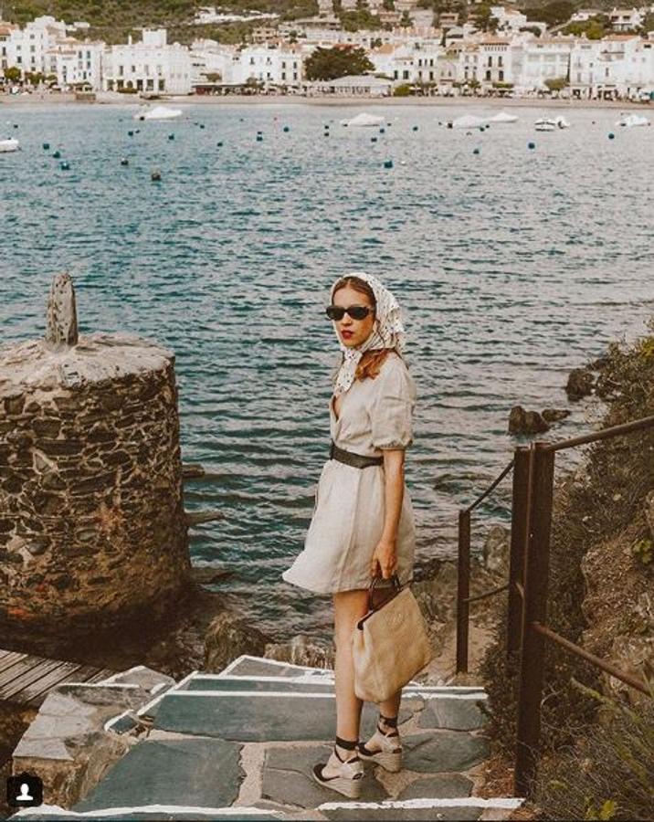 Como salida de una película, con pañuelo en la cabeza. Inspírate en Saray Luis Martín (@sarayluismartin) y su look retro chic.