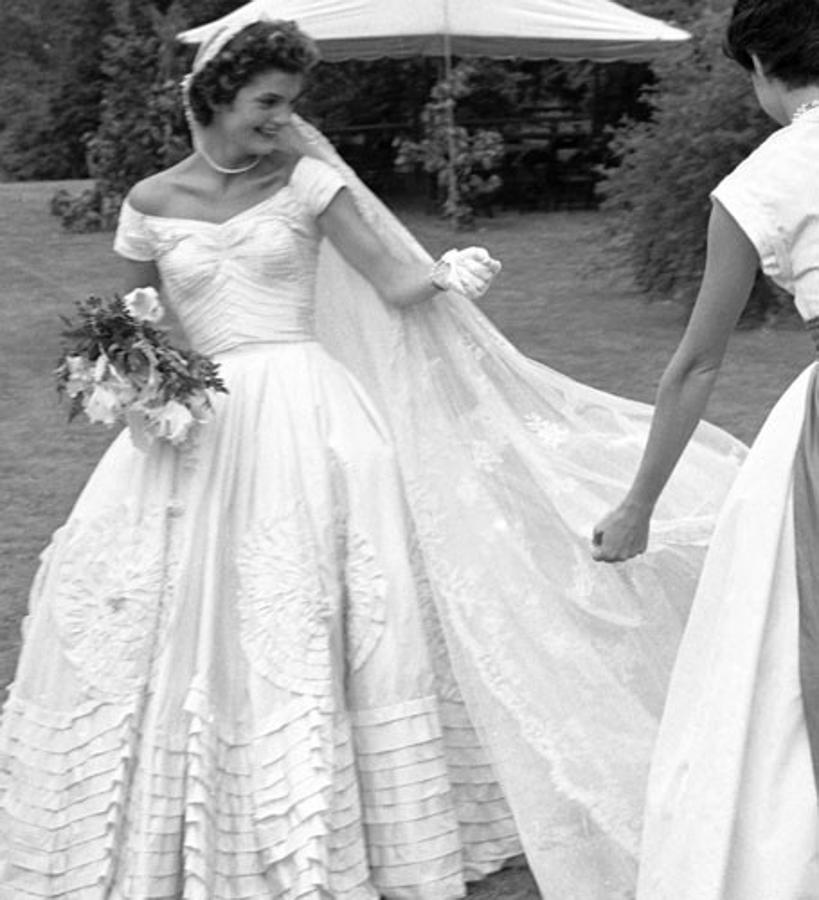 El primer vestido de Jackie que impactó al mundo entero fue el de novia, con el que se casó con John Fitzgerald Kennedy.