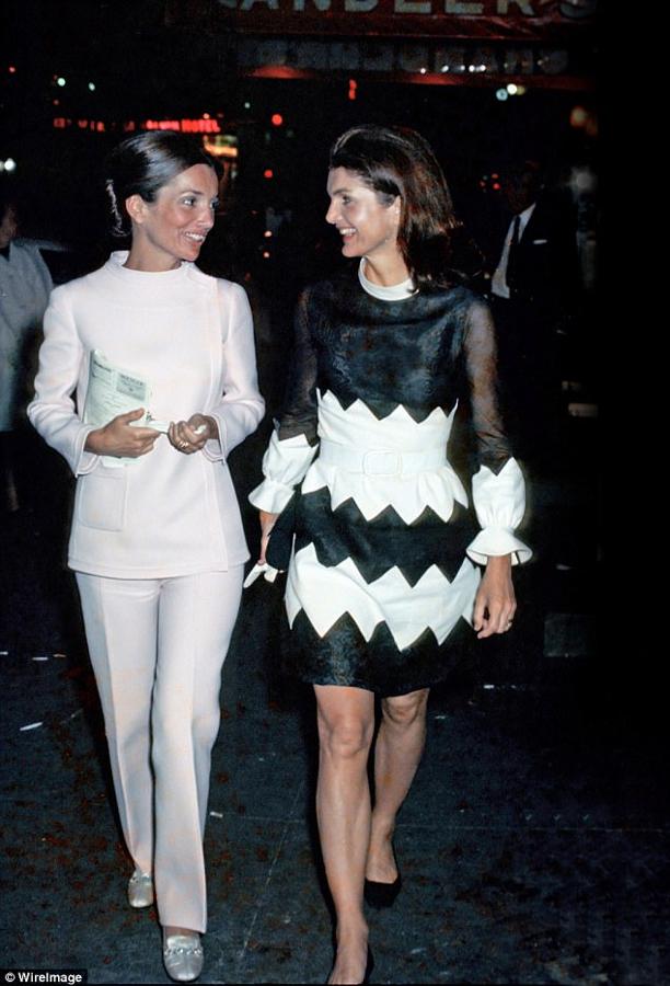 Con vestido blanco y negro mini y bailarinas..