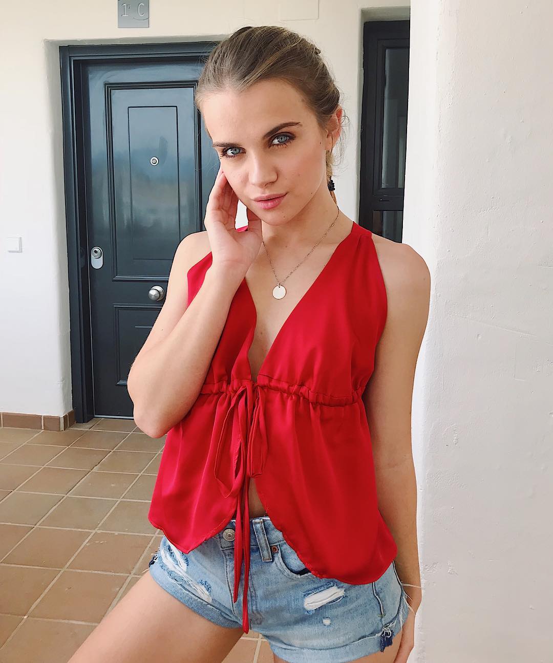 En sus stories de Instagram en penumbra y hecha un mar de lágrimas, la influencer se arrepintió de haberle sido infiel a su novio.