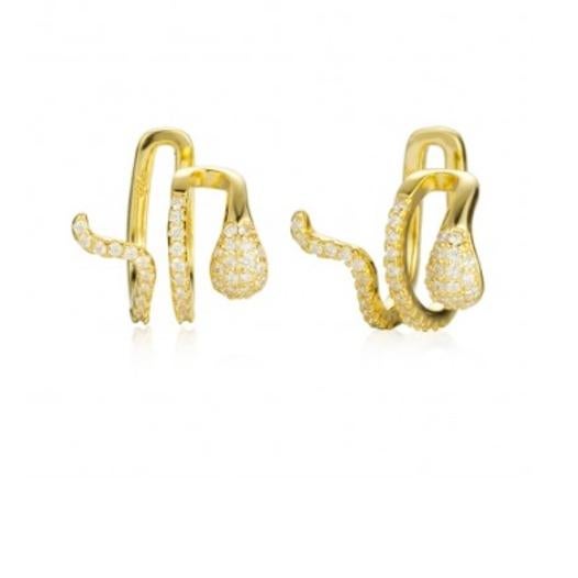 Los pendientes con forma de serpiente, decorados con circonitas son una apuesta segura para brillar este verano. Lo puedes acompañar con faldas, pantalones o vestidos en colores verde militar y beige. Son de Tabita Jewels(Precio: 26,25)