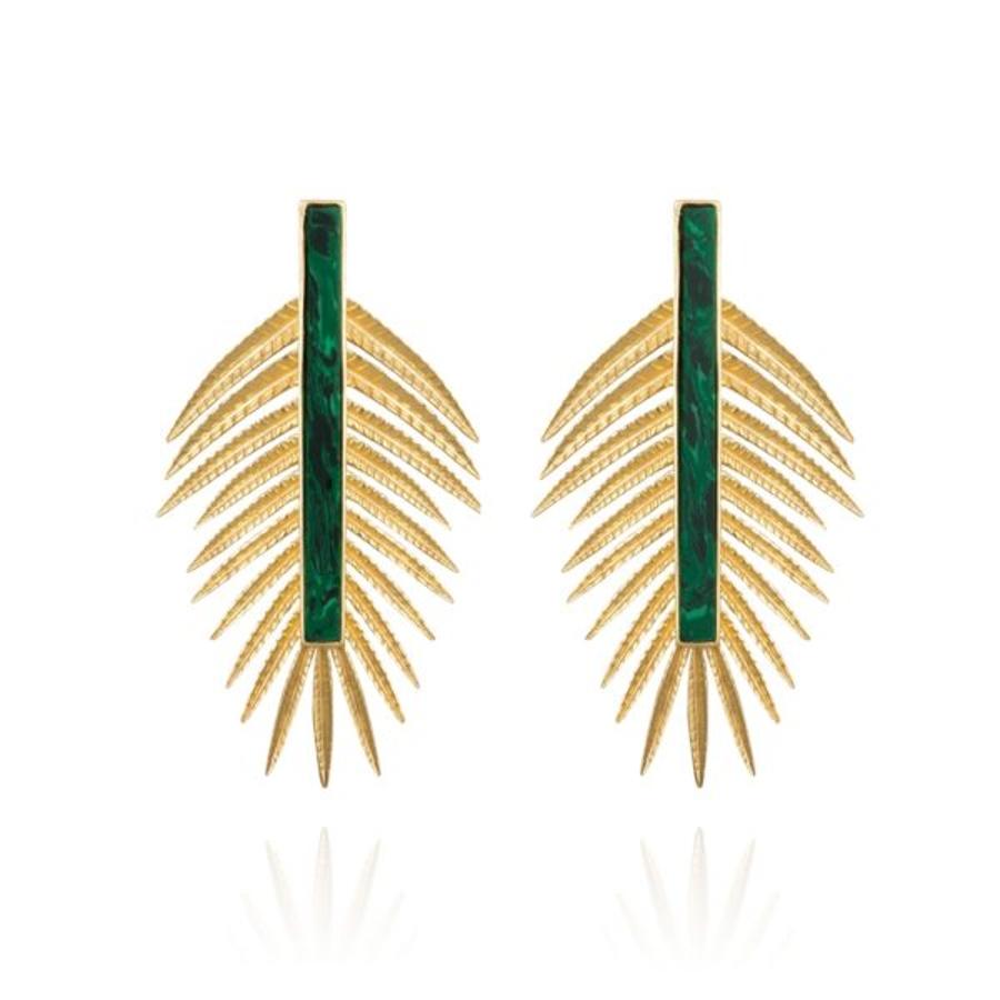 Los pendientes Amazona, formados por una gran hoja de palma y decorados con una piedra malaquita central, inspirados en la naturaleza de la Selva Amazónica. Son de Tabita Jewels. (Precio: 52,95 euros)
