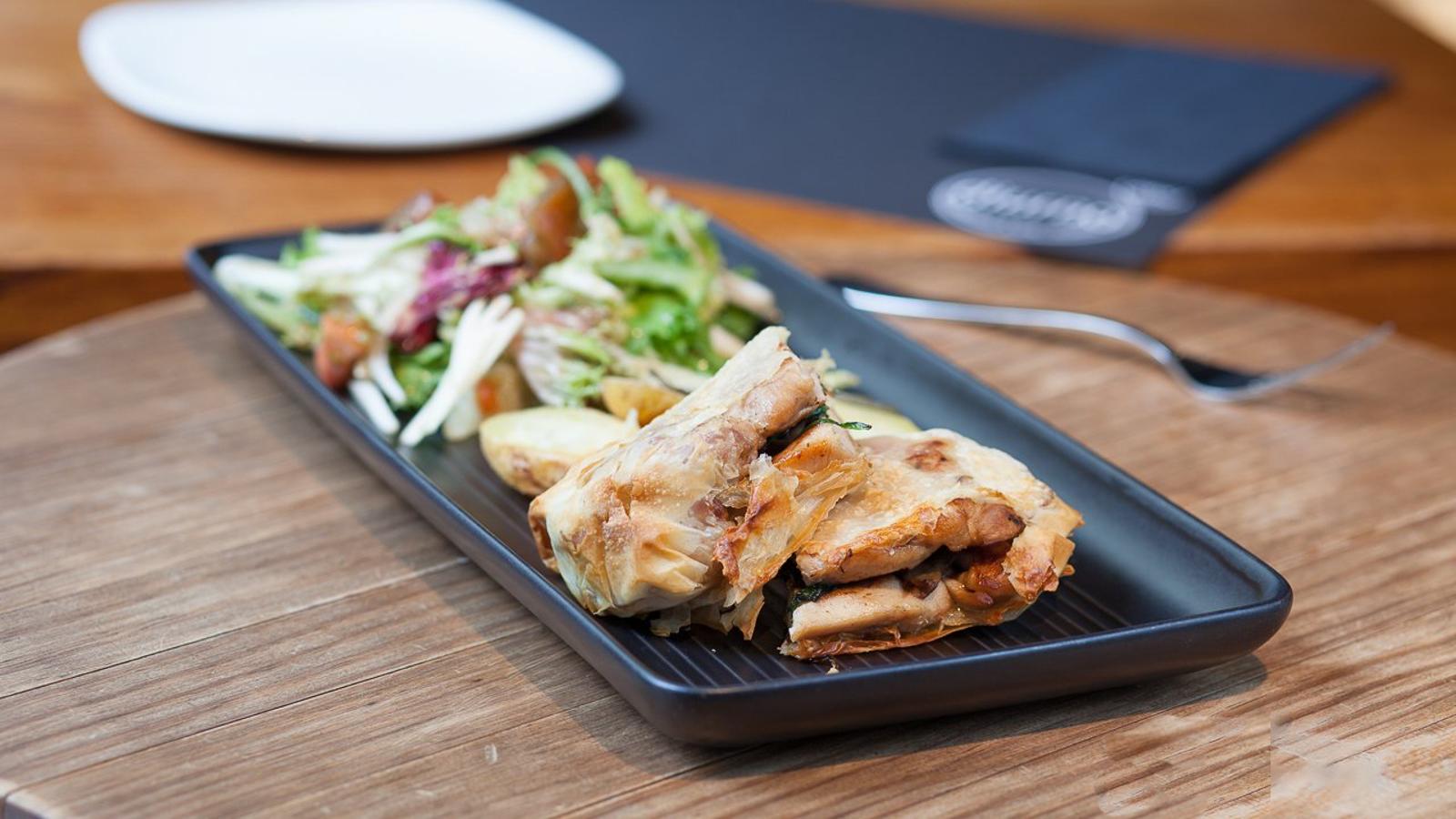 con pasta filo relleno de setas y espinacas, ensalada y patata asada