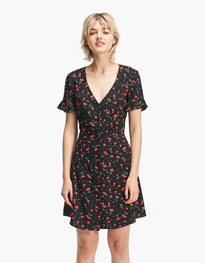 Vestido corto con estampado y detalle de botones forrados, 9,99 euros.