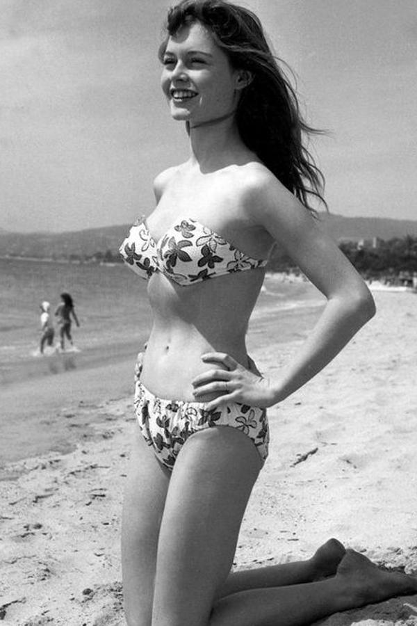 1952, Brigitte Bardot. Fue de las primeras actrices en ponerse un biquini mínimo: sin tirantes y dejando el ombligo al aire. Todo un atrevimiento. Rodaba “Le trou Normand”.