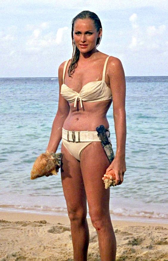 1962, Ursula Andress. Su aparición con este biquini blanco en “James Bond y el Dr. No”se convirtió en uno de los momentos más icónicos de la saga.