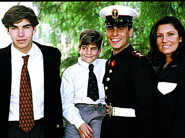 Carmina Ordóñez junto a sus tres hijos.