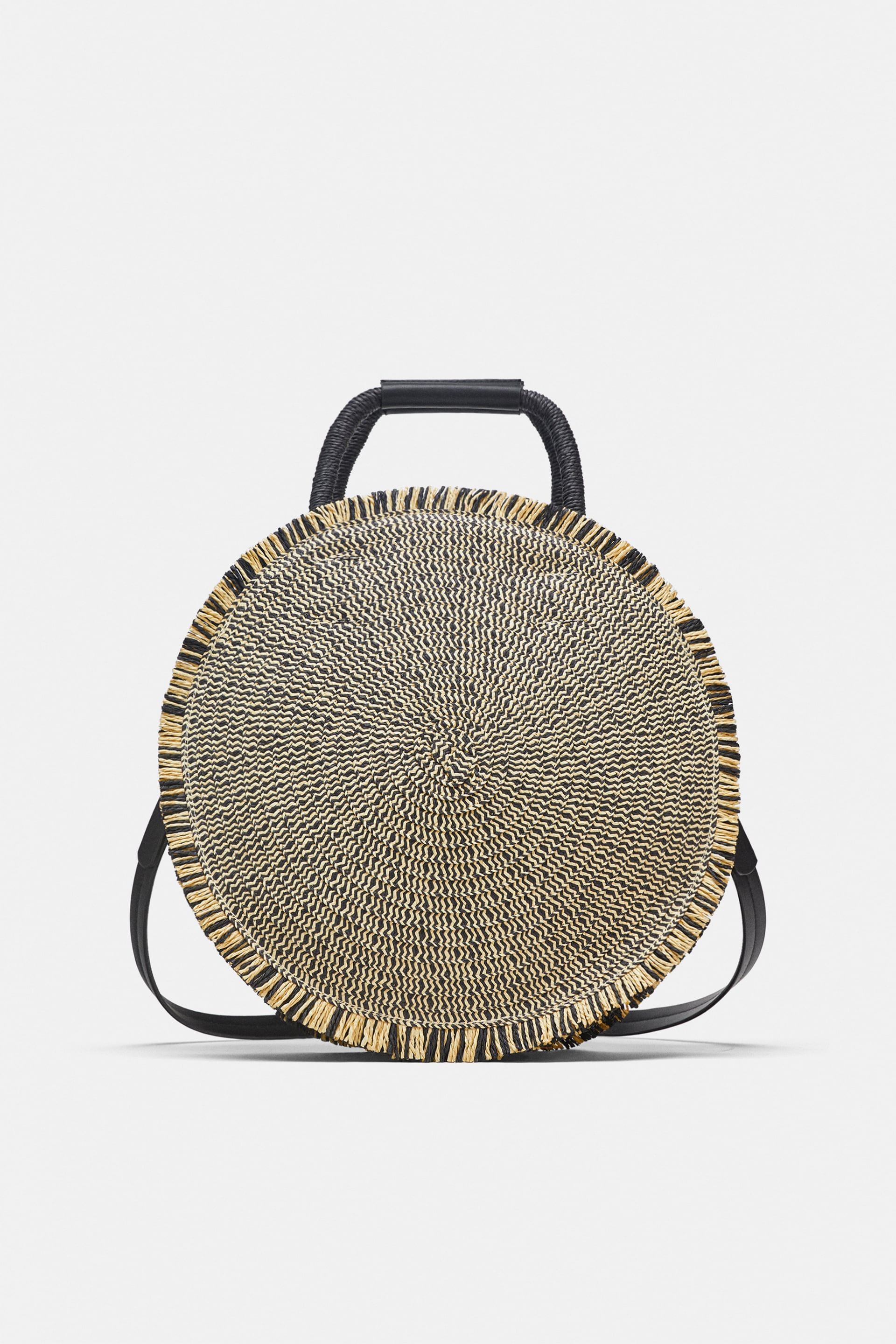 Cesta trenzada redonda de Zara: 25,95 euros.