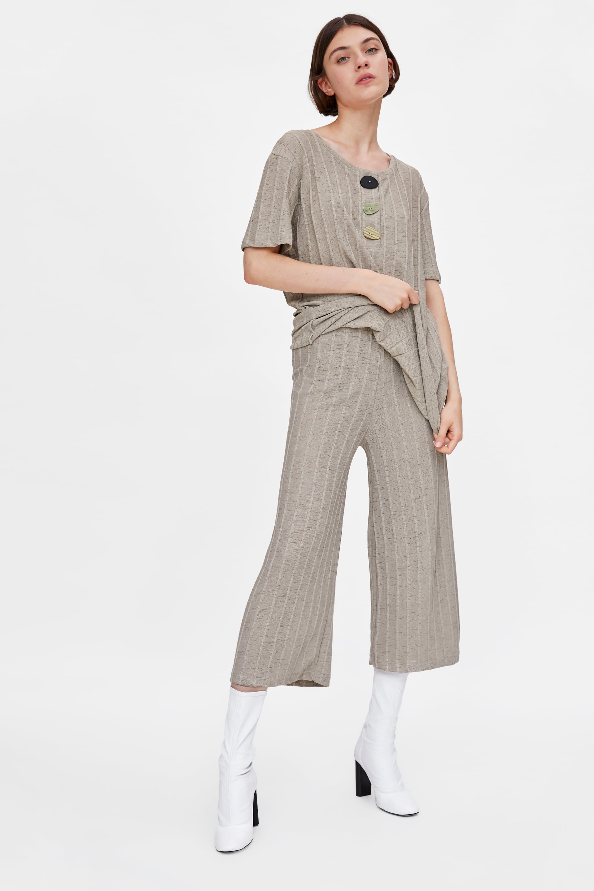 Culotte de canalé en color visón claro de Zara: 17,95 euros.