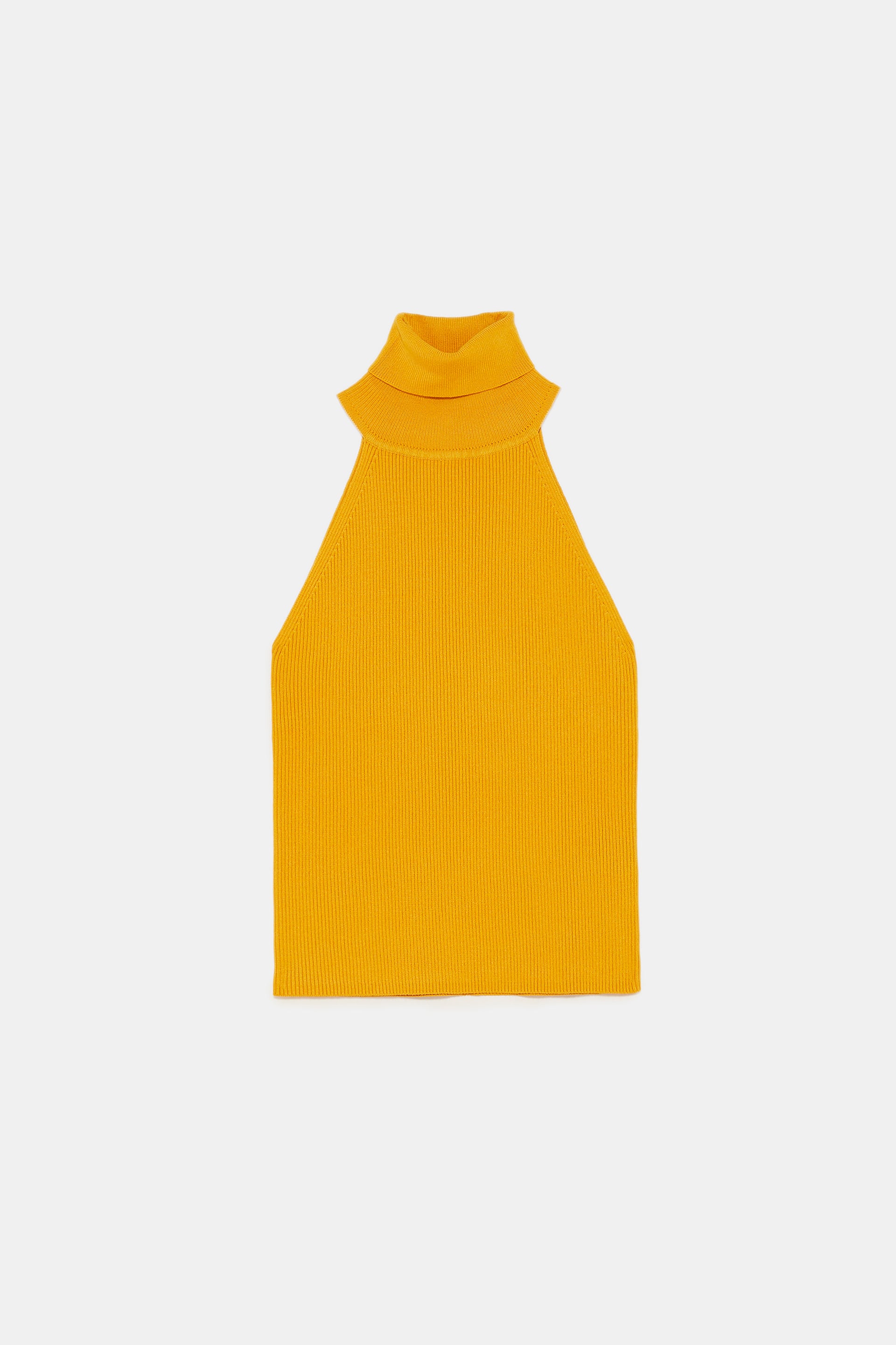 Top canalé con cuello halter de Zara: 15,95 euros.