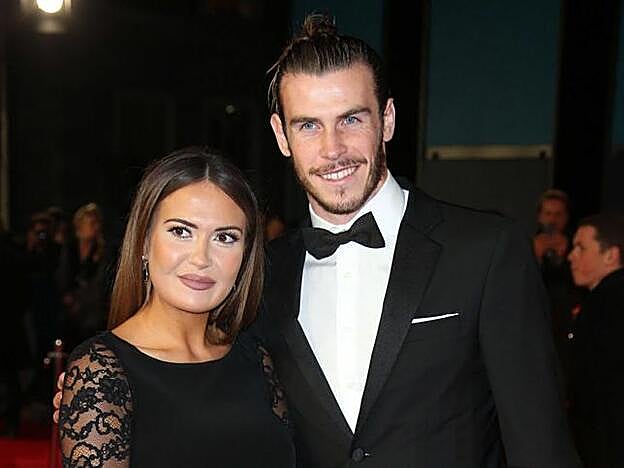 Gareth Bale junto a Emma Ryhs-Jones, durante un evento.