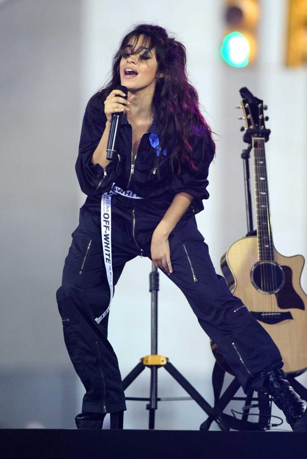 Con un mono de Off White durante un concierto en Nueva York.