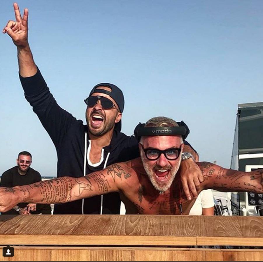 El cantante Luis Fonsi y el millonario italiano Gianluca Vacchi han estado en Ibiza disfrutando del sol y el mar e incluso compartieron barco y música. Puede que nos acaben sorprendiendo con un vídeo o una canción.