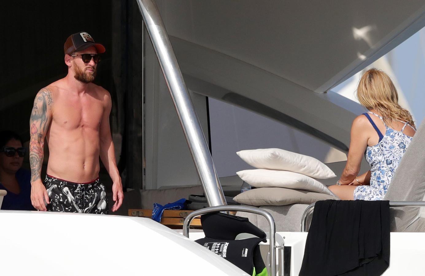 Las vacaciones del futbolista del Barça están siendo de lo más familiar. El argentino ha elegido la isla pitiusa para navegar con su mujer, Antonella Rocuzzo y sus tres hijos, Thiago, Mateo y Ciro en los días que tiene de descanso antes de volver a los entrenamientos.