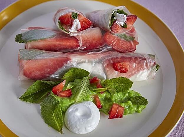 Rollito de fresa, menta y merengue.