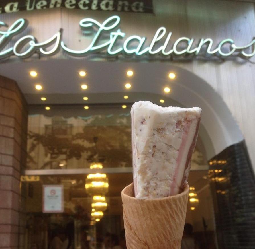 Esta heladería es tan, pero tan famosa que cientos de locales, turistas y amantes del helado peregrinan hasta el número 4 de la Gran Vía, en Granada, para poder disfrutar de un helado artesanal de Los Italianos. Fundada en 1936, también es reconocida por su horchata y 'cassata', servida en un cucurucho. (Gran Vía de Colón, 4, Granada).