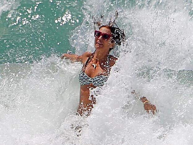 Momento en el que el pezón de Paula Echevarría queda al descubierto.