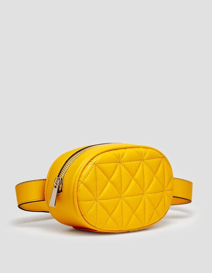 Riñonera acolchada en color mostaza, 12,99 euros.