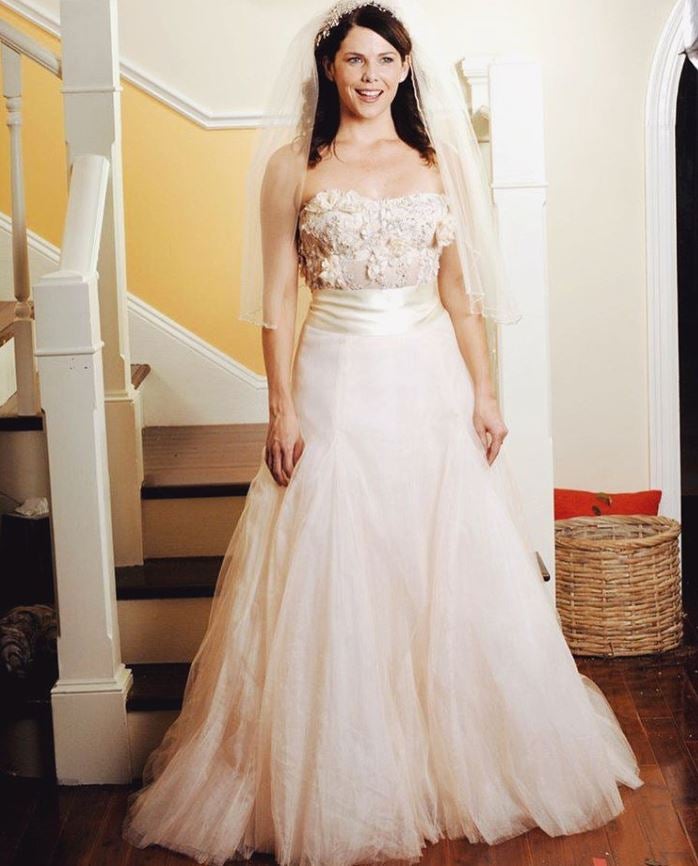 En la sexta temporada de 'Las chicas Gilmore' (2005), Lorelai (Lauren Graham) encuentra el vestido de novia perfecto para su boda 'low cost' con Luke: aunque en la tienda de ficción se vende de rebajas, es un romántico diseño de Monique Lhuillier.