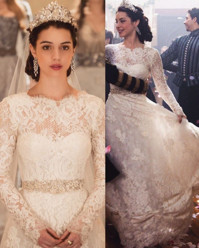 En 'Reign', María Estuardo, la Reina María de los Escoceses (Adelaide Kane) lleva en su boda un impresionante diseño de encaje semitransparente de Monique Huillier.