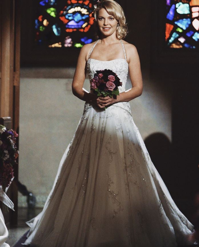 En el episodio 22 de la temporada 5 (¡y llevan 14!) de 'Anatomía de Grey', la doctora Izzy Stevens (Katherine Heigl) se casa vestida de Kenneth Pool con su colega Alex Karev (Justin Chambers). Era el mismo vestido que Meredith Grey (Ellen Pompeo) se había probado para su boda con Derek Shepherd (Patrick Dempsey).