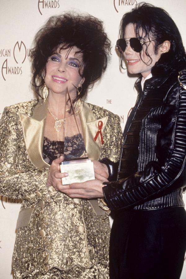 Michael Jackson y Elizabeth Taylor entablaron una sólida amistad. Incluso fue madrina de uno de los hijos del cantante.