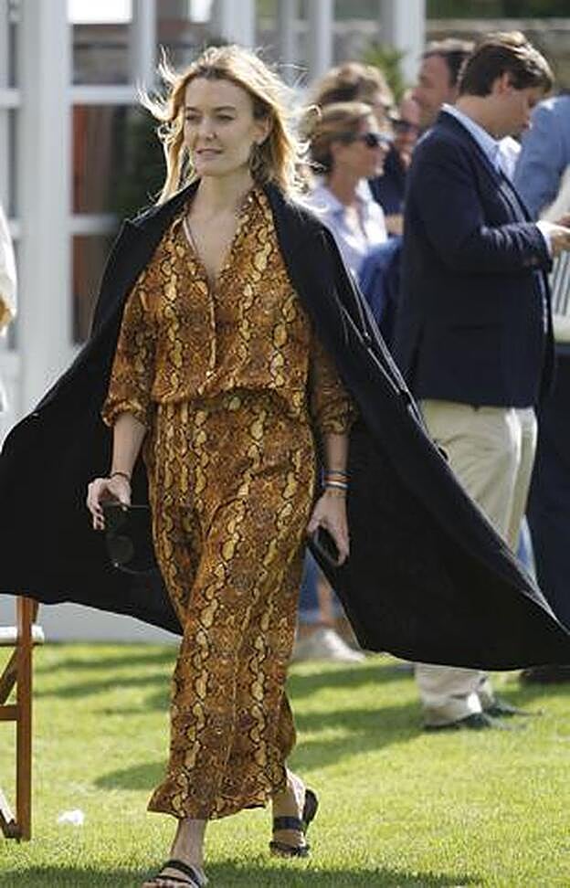 Marta Ortega con un dos piezas de blusa y pantalón.