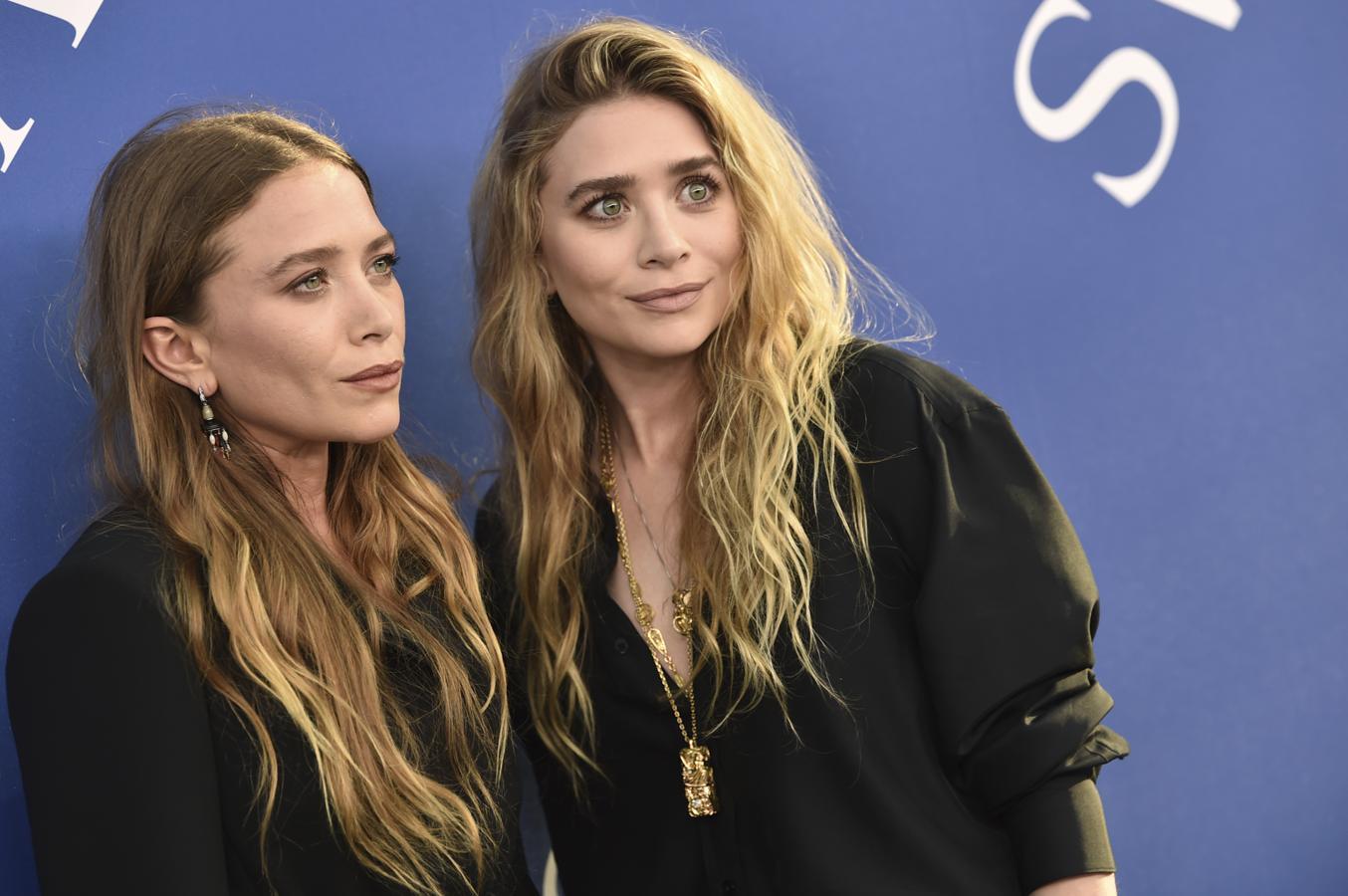Mary Kate y Ashley Olsen se hicieron famosas cuando, literalmente, todavía usaban pañales. Las gemelas se convirtieron en las bebés más famosas del mundo gracias a la serie 'Padres forzosos'. Pero con lo años dejaron de ser esas adorables y ocurrentes niñas y pasaron a convertirse en exitosas empresarias. Sin embargo, parece que en ellas los años no pasaron en vano. Tienen 32 años, pero realmente parece que tuvieran unos 40 años, o más.