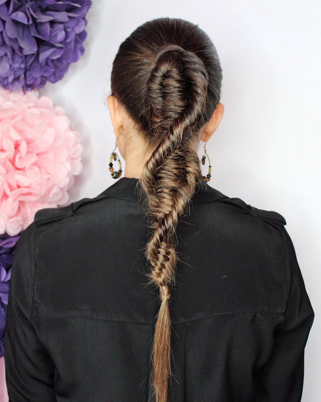 Con el pelo echado hacia atrás y un poquito más alta que a la altura las orejas, es la opción más clásica.