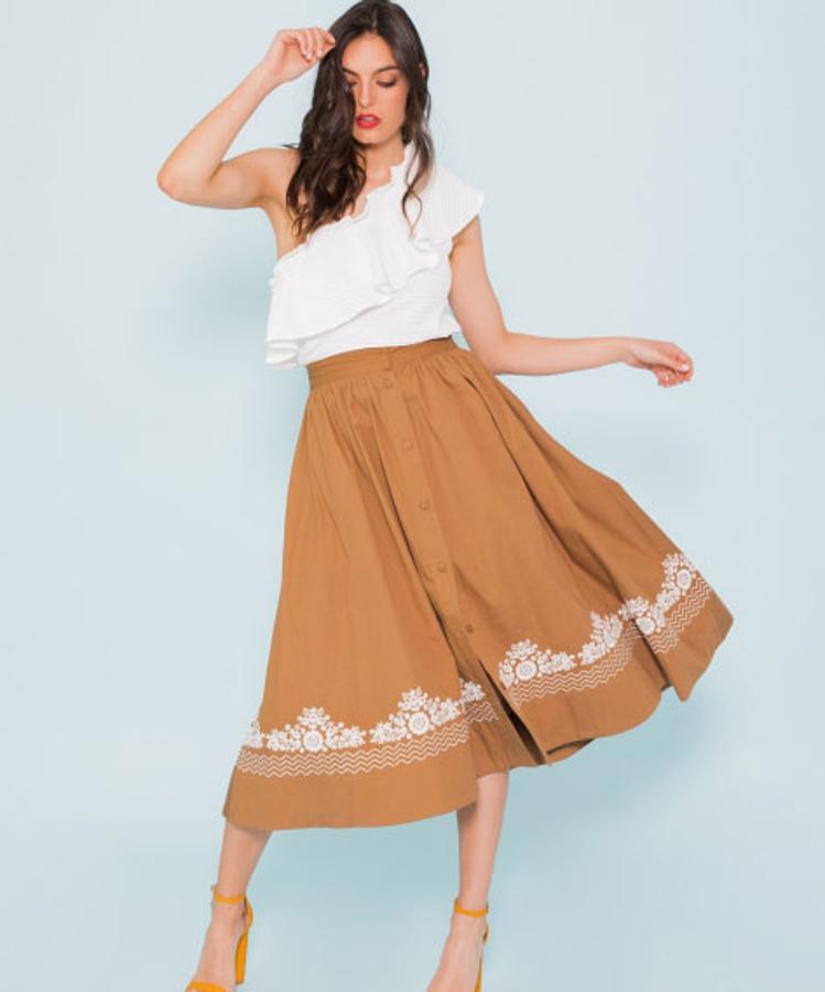 Falda rhodea midi de 'French Connection' y con detalle de bordados, 87 euros.