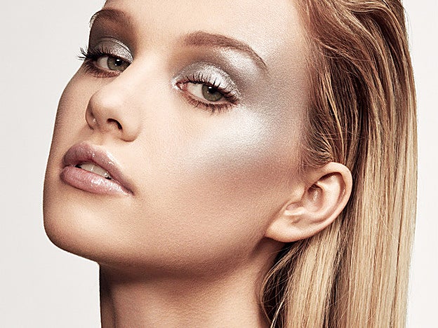 El tono platino de este iluminador favorece a cualquier tono de piel y se puede usar en ojos, pómulos y clavículas.