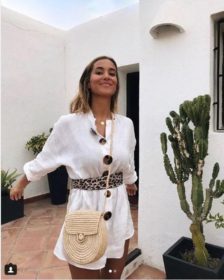 María Pombo fichó enseguida el gran hit del verano: toda una colección de camisas, camisolas y vestidos en lino, adornados con botones haciendo contraste. En Zara aún tienen.