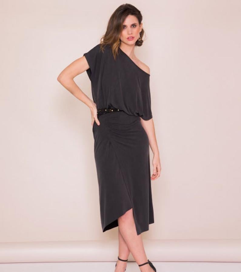 Vestido cupro con bajo asimétrico, tejido ecológico y detalles fruncidos, 59 euros.