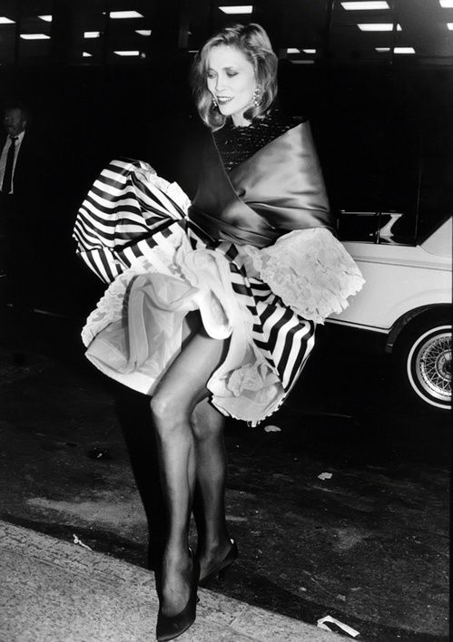 Puro 80´s. Maravillosa combinación de texturas y capas en este estilismo que Faye Dunaway llevó al Festival de Cannes en los años 80.