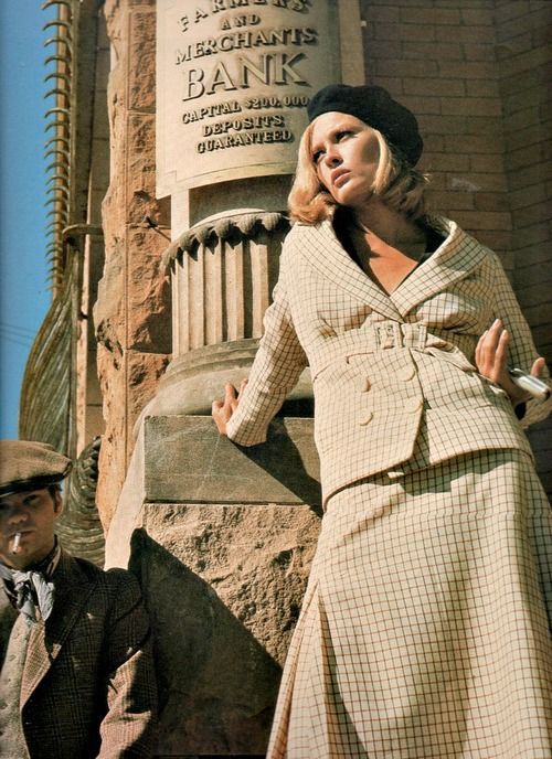 El traje de chaqueta. Todo el vestuario de 'Bonny and Clyde' se ha convertido en cita de moda obligada, pero especialmente los trajes de chaqueta y falda. A este bastaría con actualizarle la falda.