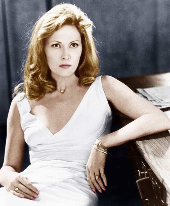 'Slip dress'. Probablemente no nos costaría mucho encontrar un vestido parecido en las tiendas hoy. Dunaway lo llevó en “Network” (1976), donde daba vida a la implacable productora de televisión Diana Christensen