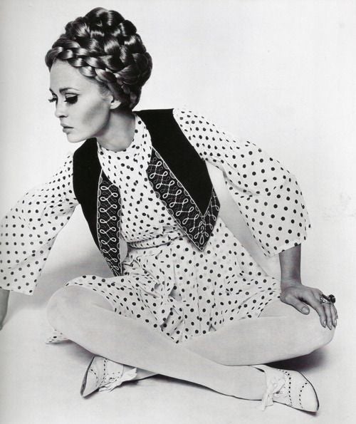 Lunares. No solo están instalados en la última tendencia desde hace meses: en este estilismo sesentero el mix con un chaleco de estilo folk le da el toque de moda sorprendente.